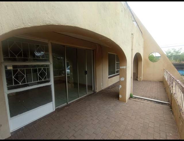 2 BEDROOM APARTMENT FOR SALE IN FLORIDA LAKE